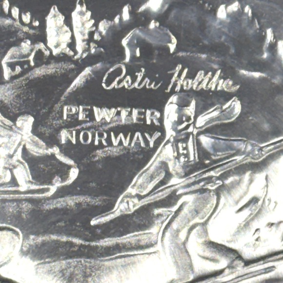 A. Holthe Norway Pewter Plate Julen 1994 Christmas Plate #22 "Jul I Morgedal" - Picture 5 of 15